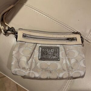 COACH POPPY SATEEN SMALL SIGNATURE WRISTLET